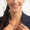 Colgante topacio azul suizo circular con cadena oro blanco 18 quilates