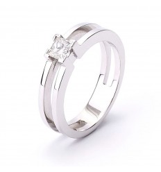 Solitaire engagement ring with 1 princess cut diamond