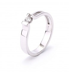 Solitaire ring for her in 18 carat white gold with diamond