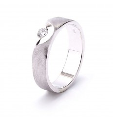 Anillo Solitario con diamante en acabado satinado en oro de 18 quilates