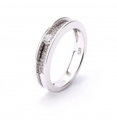 Solitaire ring with diamonds and 18 carat white gold