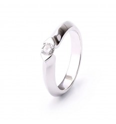 Solitaire engagement with triangle setting 18 carat gold 1 diamond