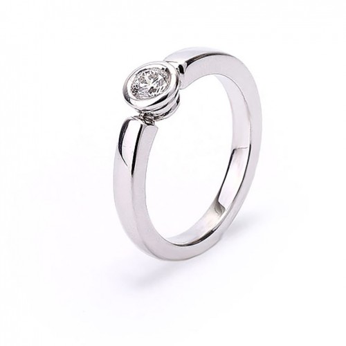 Anillo Solitario 1 diamante engastado en redondo oro blanco 18 quilates